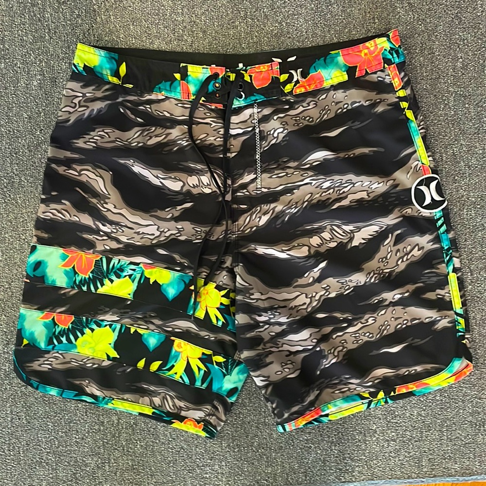 Hurley Board Shorts Mens Size 34 Red Blue Black Stripe Phantom Swim Trunks Surf